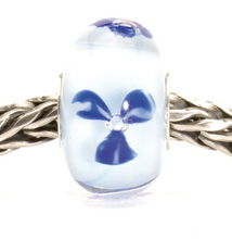 Load image into Gallery viewer, Trollbeads Light Blue Flower
